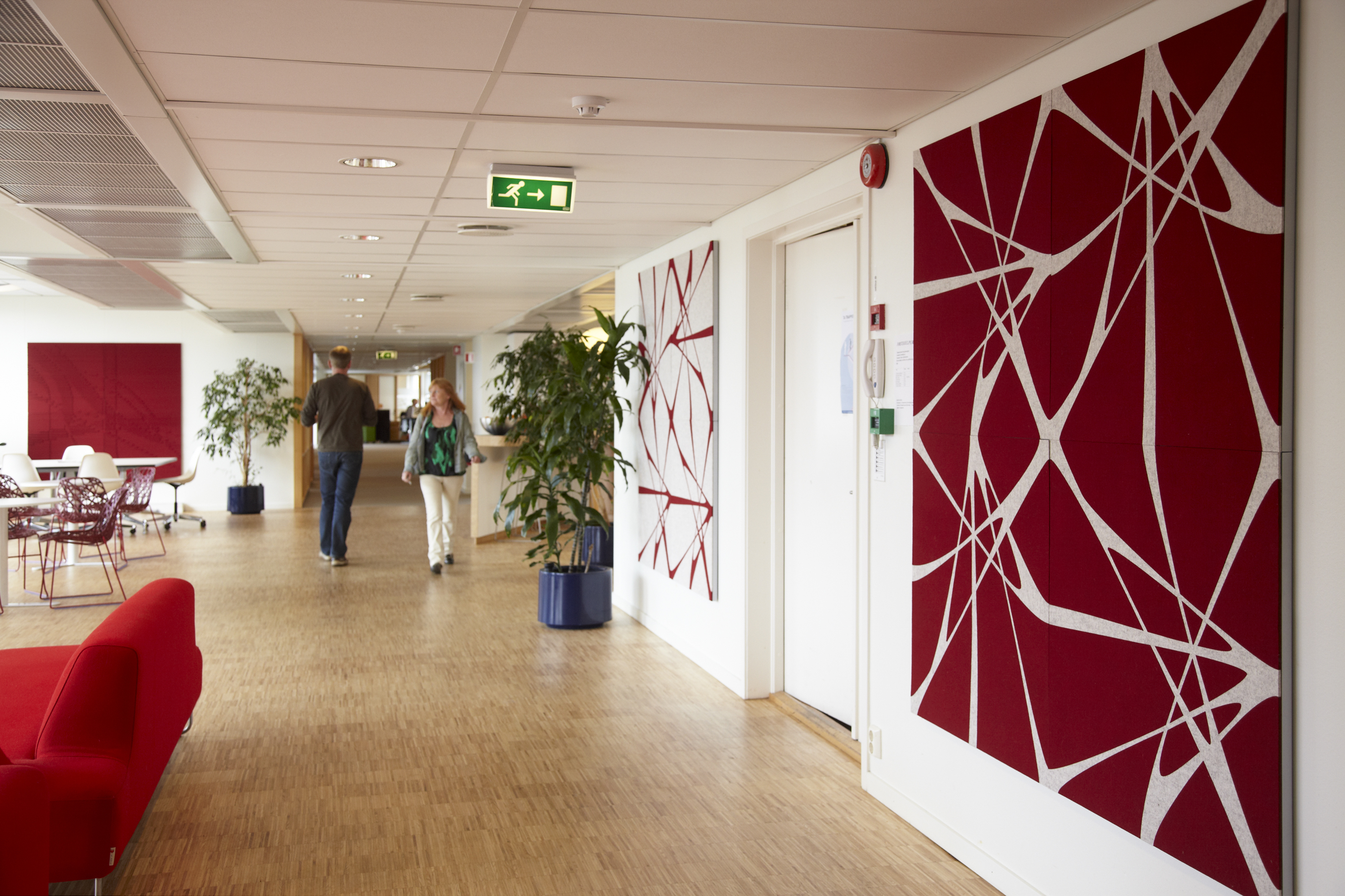 akustikmoduler i rød og hvid filt hos Tryg Oslo (3)